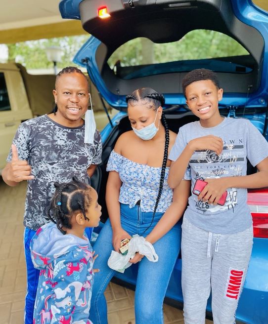 Vee Mampeezy with his wife and kids